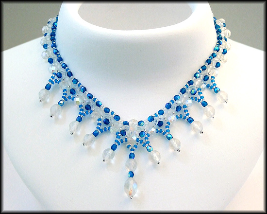 blau-weisses Zickzack-Collier